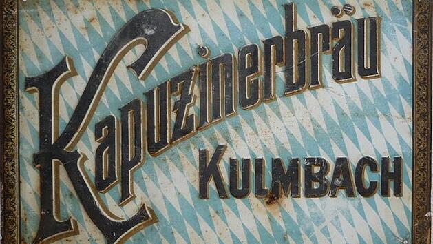 Teure Werbung konnte sich die Kapuzinerbräu nicht leisten. Ein einfaches Blechschild mit Schriftzug und Bayernraute musste genügen. (Schild Sammlung Münch-Kasendorf).