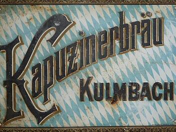 Teure Werbung konnte sich die Kapuzinerbräu nicht leisten. Ein einfaches Blechschild mit Schriftzug und Bayernraute musste genügen. (Schild Sammlung Münch-Kasendorf).