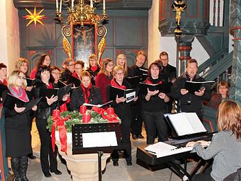 Der Chor "Voices of light" beeindruckte mit bekannten und neuen Weisen in englischer und deutscher Sprache und wurde dabei vertretungsweise von Helena Perez Martinez geleitet.  Fotos: Jens Fertinger und Helmut Will