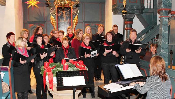 Der Chor "Voices of light" beeindruckte mit bekannten und neuen Weisen in englischer und deutscher Sprache und wurde dabei vertretungsweise von Helena Perez Martinez geleitet.  Fotos: Jens Fertinger und Helmut Will