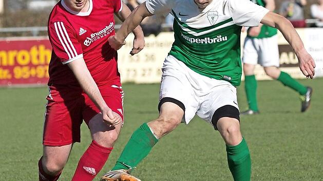 FC Stockheim - TSV Weißenbrunn: Der Stockheimer Torschütze Robin Tögel (grünes Trikot) dreht sich in den Ball und deckt ihn gegen Johannes Bauer ab. Foto: Heinrich Weiß