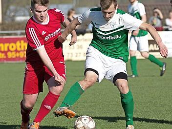 FC Stockheim - TSV Weißenbrunn: Der Stockheimer Torschütze Robin Tögel (grünes Trikot) dreht sich in den Ball und deckt ihn gegen Johannes Bauer ab. Foto: Heinrich Weiß