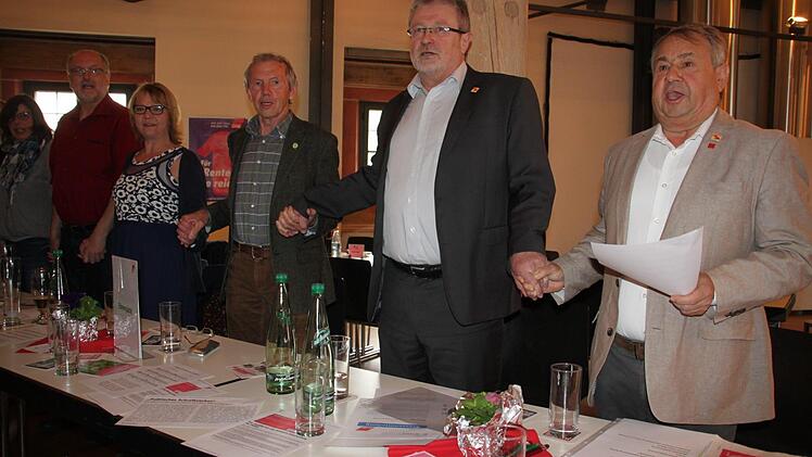 Zum Abschluss fassten sich alle an die Hände und sangen inbrünstig die Arbeiterhymne "Brüder, zur Sonne, zur Freiheit". Foto: Stephan Stöckel.