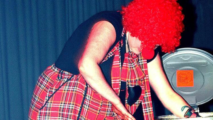 Der Clown (Sophia Nitschke) jonglierte und spielte sehr elegant mit aufgeblasenen Müllsäcken. Dieter Britz