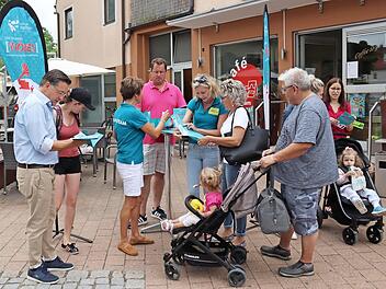 Am Infopoint am Marktplatz war immer etwas los: Carmen Utzmann (Dritte von links) und Jana Borger (Fünfte von links) vom Team "Pro Spaß" erklärten Interessierten den Trödelplan. Fotos: privat