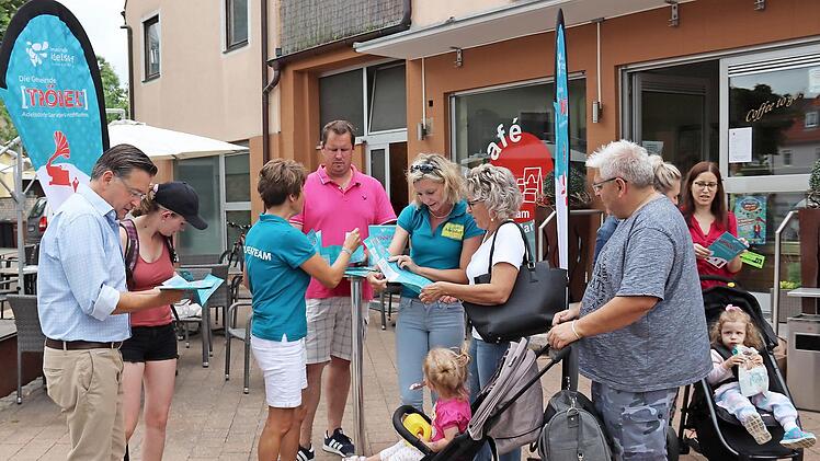 Am Infopoint am Marktplatz war immer etwas los: Carmen Utzmann (Dritte von links) und Jana Borger (Fünfte von links) vom Team "Pro Spaß" erklärten Interessierten den Trödelplan. Fotos: privat