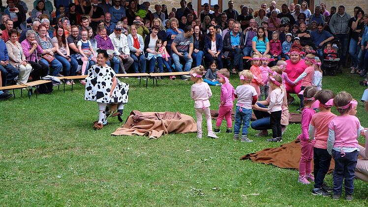 Aufführung der Kinder beim Sommerfest es Kinderhauses  "Unterm Regenbogen Thundorf".   Philipp Bauernschubert