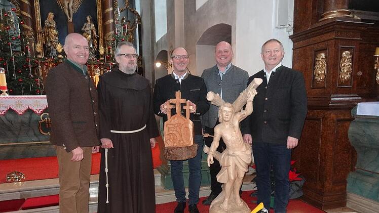 50. Sebastianstag auf dem Kreuzberg: (von links) Rhön-Grabfelds Landrat  Thomas Habermann, Sakristan Bruder Ludwig Kiesel, Organisator Gotthard  Schwender, Bürgermeister Georg Seiffert und Bad Kissingens Landrat Thomas Bold. Foto:  Marion Eckert