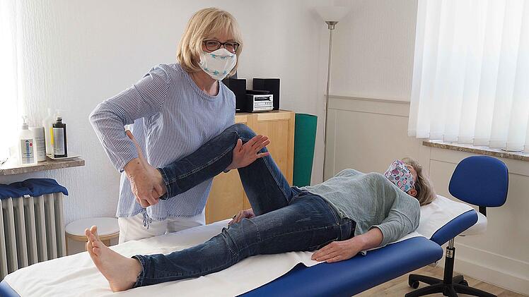 Bei Physiotherapeutin Annette Watzlawek wird wie in allen Praxen unter strengen hygienischen Bedingungen gearbeitet. Mund-Nasen-Schutzmasken stammen vom Katastrophenschutz, Desinfektionsmittel sind allgegenwärtig. "Jede medizinisch notwendige Behandlung darf und sollte stattfinden", so Watzlawek. Foto: Christoph Winter