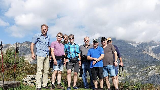 Die Mitglieder des Mainleuser Stammtisches "Die lustigen Gesellen" auf dem Seblengrat in den Glarner Alpen (von links): Michael Blum, Dietmar Krause, Busfahrer Gerhard Hollweg, J&uuml;rgen Schramm, Manfred Biedefeld, Dieter T&uuml;rk, Werner Woitzik und Reinhard Eber  Foto: Michael Blum