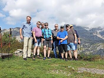 Die Mitglieder des Mainleuser Stammtisches "Die lustigen Gesellen" auf dem Seblengrat in den Glarner Alpen (von links): Michael Blum, Dietmar Krause, Busfahrer Gerhard Hollweg, Jürgen Schramm, Manfred Biedefeld, Dieter Türk, Werner Woitzik und Reinhard Eber  Foto: Michael Blum