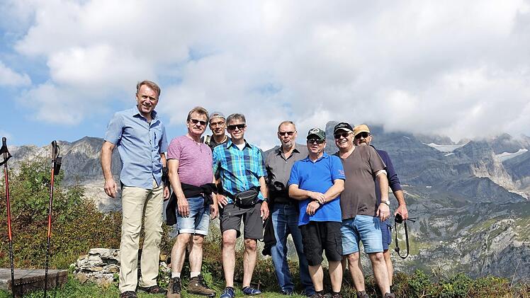 Die Mitglieder des Mainleuser Stammtisches "Die lustigen Gesellen" auf dem Seblengrat in den Glarner Alpen (von links): Michael Blum, Dietmar Krause, Busfahrer Gerhard Hollweg, Jürgen Schramm, Manfred Biedefeld, Dieter Türk, Werner Woitzik und Reinhard Eber  Foto: Michael Blum