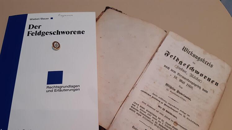 Das aktuelle Feldgeschworenen-Handbuch (links), die antiqurische  Ausgabe aus dem Jahr 1868 (rechts). Foto: Isabell Kober