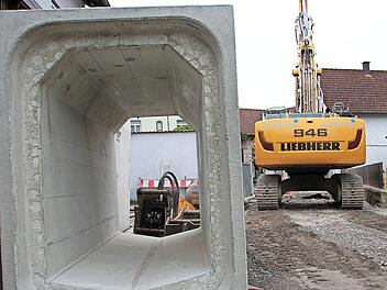 Deutlich ist das V-Profil der Kanalfließsohle zu sehen.