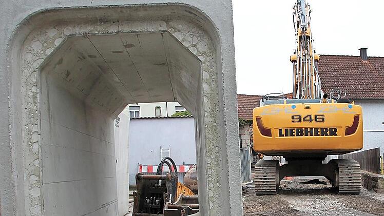 Deutlich ist das V-Profil der Kanalfließsohle zu sehen.