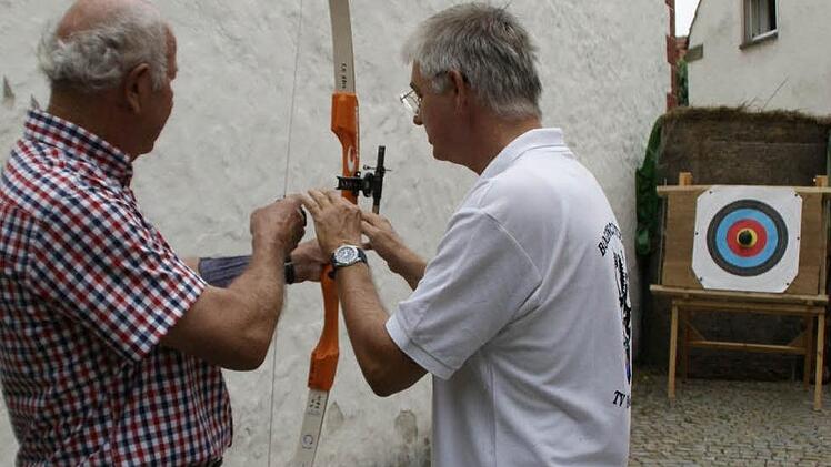 Die Radfahrer konnten sich in Zeil unter anderem im Bogenschießen ausprobieren. Bernd Janik (rechts) zeigte, wie's geht.