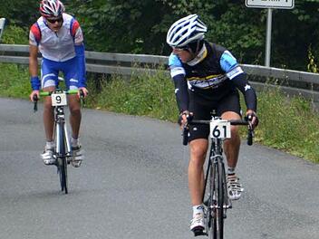 Bei der ersten Bergankunft in Lahm schaute sich der Hofer Stefan Hofmann (rechts) noch nach seinem Mitstreiter Michael Zahn vom RVC Stetten um, kurze Zeit später schüttelte er aber auch seinen letzten Konkurrenten ab.  Foto: Alfred Thieret
