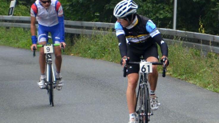 Bei der ersten Bergankunft in Lahm schaute sich der Hofer Stefan Hofmann (rechts) noch nach seinem Mitstreiter Michael Zahn vom RVC Stetten um, kurze Zeit später schüttelte er aber auch seinen letzten Konkurrenten ab.  Foto: Alfred Thieret