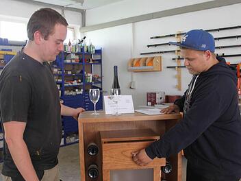 Daniel Engelhardt und Pascal Liebich bekamen für ihre Gesellenstücke eine Belobigung seitens der Handwerkskammer. Sie finden den Wertstoff Holz als spannend.  Foto: Veronika Schadeck