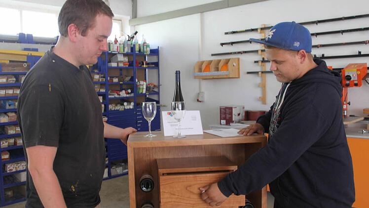Daniel Engelhardt und Pascal Liebich bekamen für ihre Gesellenstücke eine Belobigung seitens der Handwerkskammer. Sie finden den Wertstoff Holz als spannend.  Foto: Veronika Schadeck