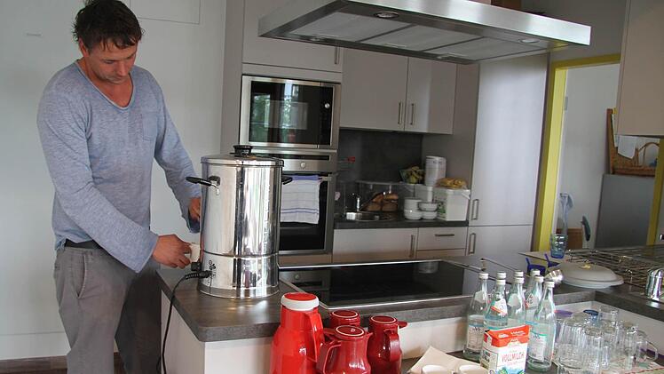 Pflegedienstleiter Stefan Tippner ist begeistert von den neuen Möglichkeiten, die die kleinen Küchen für die Wohnbereiche bieten. Foto: Sonja Adam