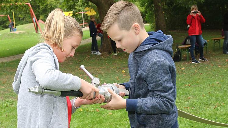 Geschick und Teamgeist waren bei den Übungen beim Kinderleistungsmarsch gefragt. Foto: Michael Stelzner