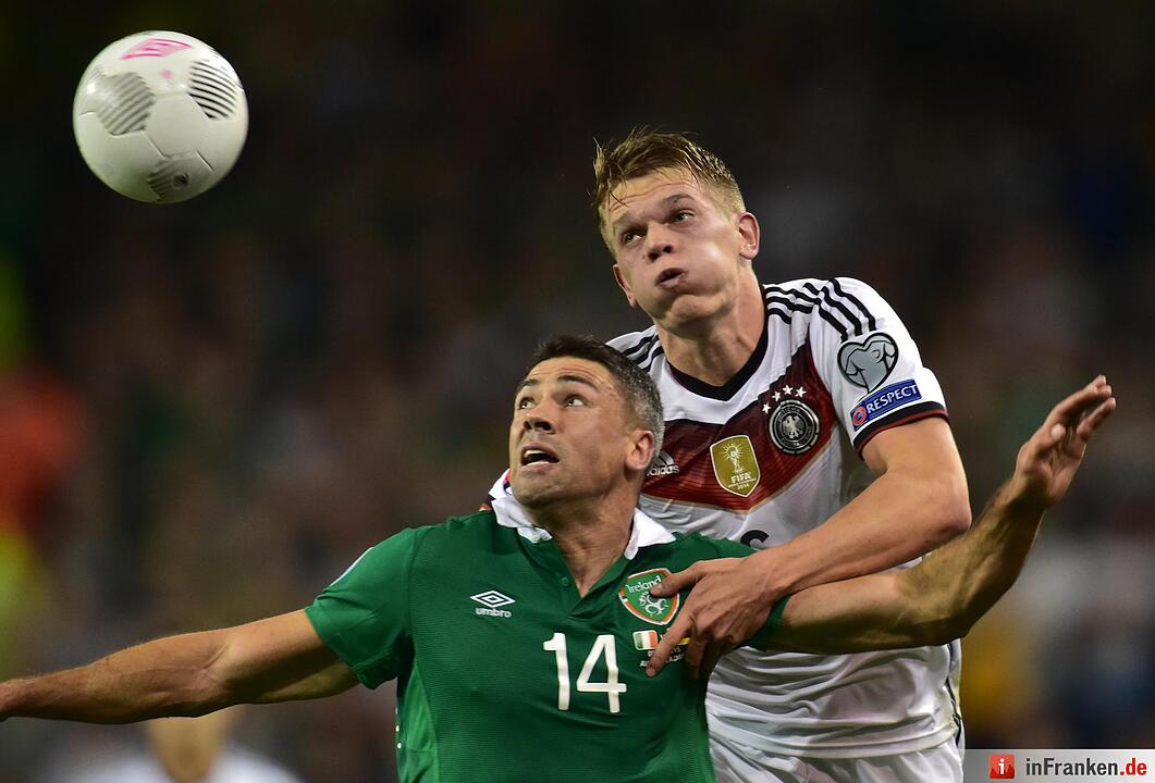 Deutschlands Matthias Ginter (r) und Irlands John Walters kämpfen und den Ball.
