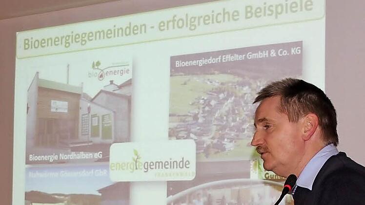 Wolfgang Degelmann informierte über die erfolgreichen Bioenergiegemeinden.  Foto: Friedwald Schedel