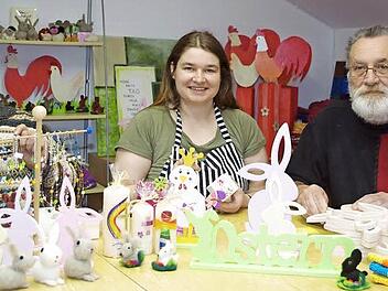 Udo, Claudia und Klaus (von links) basteln kreative Artikel für den Osterbasar.  Foto: Karl-Heinz Hofmann