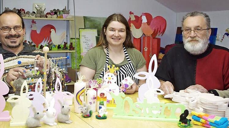 Udo, Claudia und Klaus (von links) basteln kreative Artikel für den Osterbasar.  Foto: Karl-Heinz Hofmann