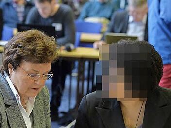 Viel zu tun hatte die Dolmetscherin der Angeklagten Maria S.: Ursula Paluch-Schilling aus München.