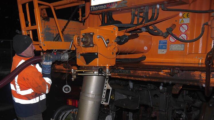 Mit dem Winterdienst auf nächtlicher Fahrt durch den Landkreis CoburgFoto: Berthold Köhler