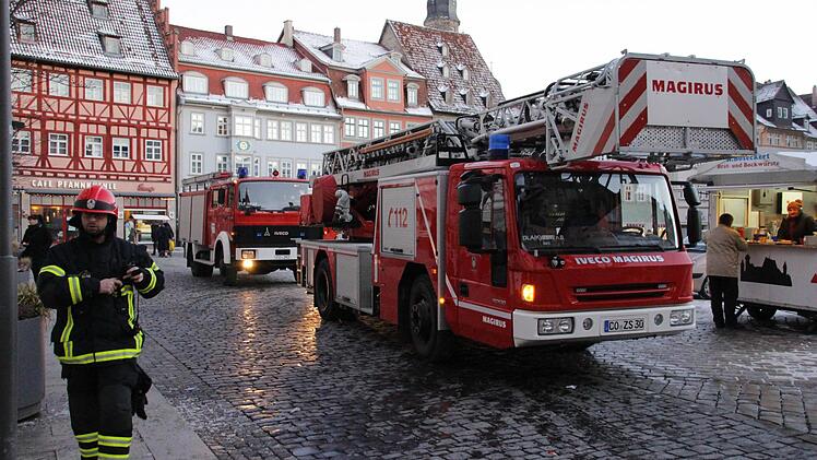 Von der Nägleinsgasse aus drangen Feuerwehrleute in das Gebäude ein. Zwei weitere Löschfahrzeuge standen unterdessen am Markt bereit.Foto: Jochen Berger