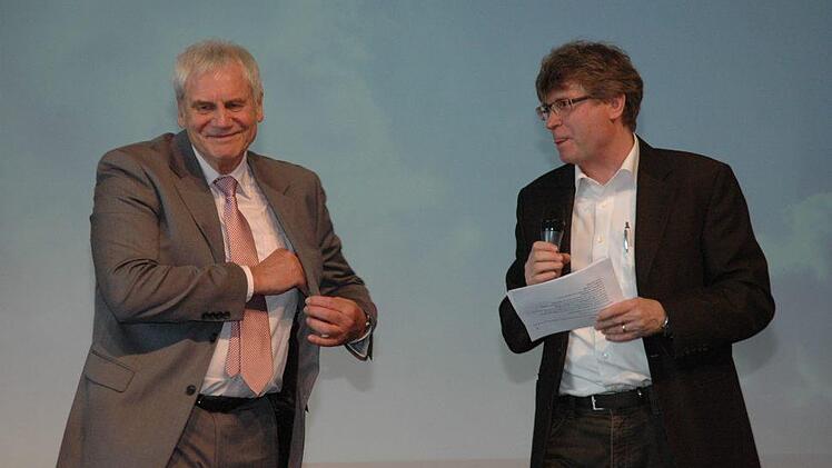 Bernd Heise vertrat mit seinem Grußwort die Freikirchen Coburgs. Moderator Klaus Hampel (von links) führte durch die Einweihungsfeier. Foto: Edwin Meißinger