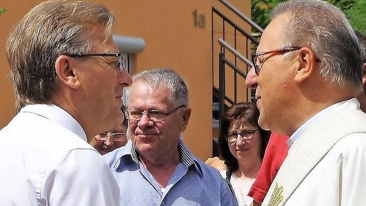 Die Glückwünsche der Gemeinde für Wolfgang Fehn überbrachte Bürgermeister Rainer Detsch (links). Foto: gf