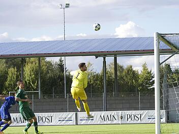 Da kann Gro&szlig;bardorfs Torwart Marcel Wehr (rechts, Mitte Stefan Piecha) noch so hoch springen, der Kopfball von Christian Breunig (links) senkt sich hinter ihm zum Aschaffenburger Ausgleich ins Tor.  Anand Anders
