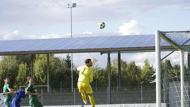 Da kann Gro&szlig;bardorfs Torwart Marcel Wehr (rechts, Mitte Stefan Piecha) noch so hoch springen, der Kopfball von Christian Breunig (links) senkt sich hinter ihm zum Aschaffenburger Ausgleich ins Tor.  Anand Anders