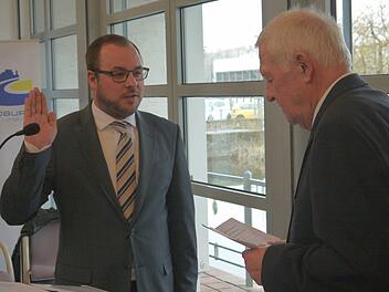 Kreistags-Alterspräsident Jürgen Petrautzki (rechts) vereidigt Sebastian Straubel als neuen Coburger Landrat. - Foto: Berthold Köhler