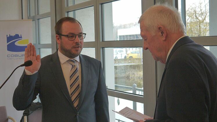 Kreistags-Alterspräsident Jürgen Petrautzki (rechts) vereidigt Sebastian Straubel als neuen Coburger Landrat. - Foto: Berthold Köhler