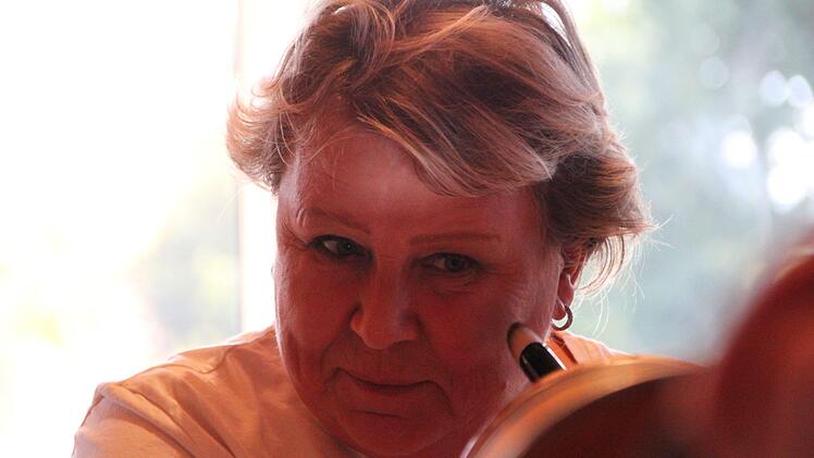 Beim Blick in den Spiegel kehrt ein Stück Lebensfreude zurück.  Foto: Ulrike Müller