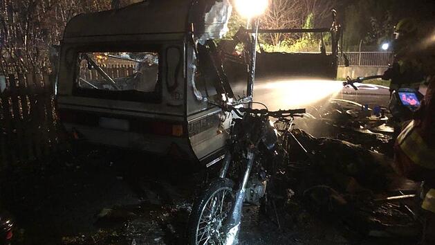 Ein Wohnwagen und ein Motorrad wurden bei dem Brand in Sand ein Raub der Flammen. Christian Licha