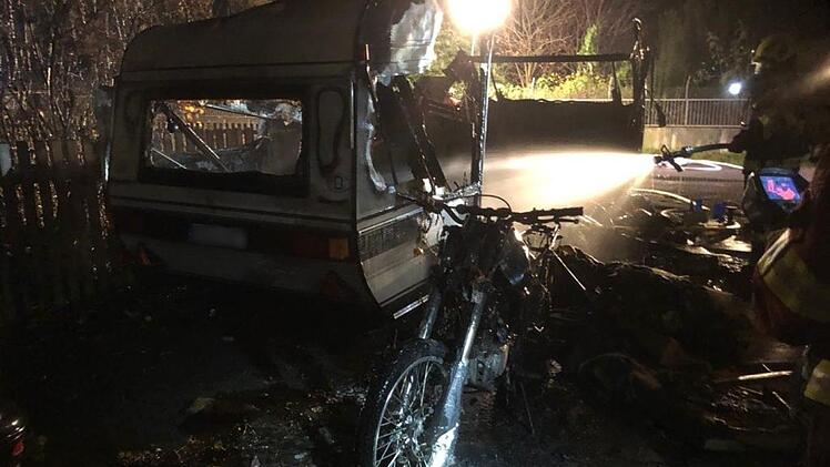 Ein Wohnwagen und ein Motorrad wurden bei dem Brand in Sand ein Raub der Flammen. Christian Licha