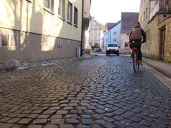 Aus der Salzgasse gibt es  Anliegerbeschwerden über den Zustand der Straße. Die Setzungen sind deutlich zu erkennen. Das Pflaster müsste so verlegt werden, dass es auch Busse und schwerere Fahrzeuge aushält. Doch diese Variante ist die teuerste.Heike Beudert