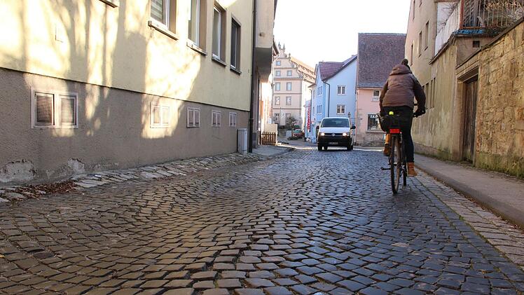 Aus der Salzgasse gibt es  Anliegerbeschwerden über den Zustand der Straße. Die Setzungen sind deutlich zu erkennen. Das Pflaster müsste so verlegt werden, dass es auch Busse und schwerere Fahrzeuge aushält. Doch diese Variante ist die teuerste.Heike Beudert