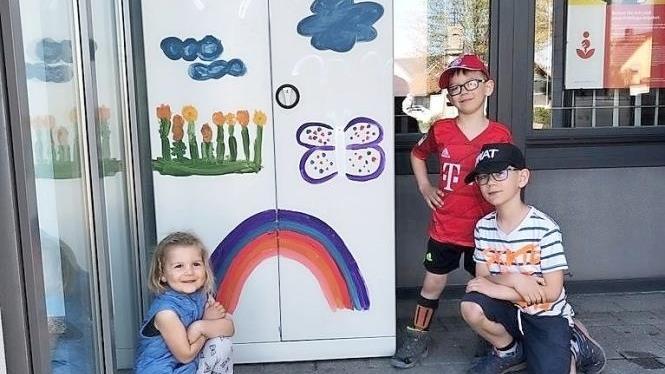 Anna, Leon und Nico durften auch den Heßdorfer Schrank verschönern. Der wartet nun auf rege Nutzung.  Foto: eb