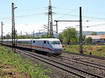 Die ICE-Schnellstrecke wird im Raum Bamberg derzeit noch ausgebaut (hier ein ICE auf der Strecke bei Hallstadt). Für den "Deutschlandtakt", wie er jetzt entworfen ist, wären bis 2030 weitere Aus- und Neubauten nötig. Foto: DB-AG