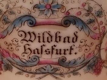 Die Firma F. Schelle & H. Schmidt ließ sich dieses Tassenmotiv schützen. Das ist stolz am Tassenboden vermerkt. Das Geschirr stammt offensichtlich von dem Hersteller, der am "Victualienmarkt 4" in München beheimatet war. "Wildbad Haßfurt" ist vorne auf der Tasse vermerkt und weist damit die Tasse als Geschirr einer Einrichtung aus. Das Wildbad war als Kurort weitum bekannt. Fotos: Matthias Heyn