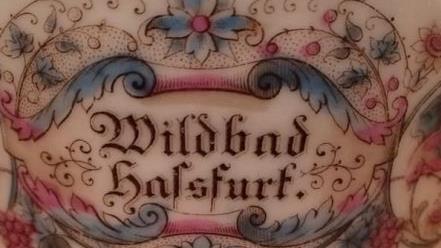 Die Firma F. Schelle & H. Schmidt ließ sich dieses Tassenmotiv schützen. Das ist stolz am Tassenboden vermerkt. Das Geschirr stammt offensichtlich von dem Hersteller, der am "Victualienmarkt 4" in München beheimatet war. "Wildbad Haßfurt" ist vorne auf der Tasse vermerkt und weist damit die Tasse als Geschirr einer Einrichtung aus. Das Wildbad war als Kurort weitum bekannt. Fotos: Matthias Heyn