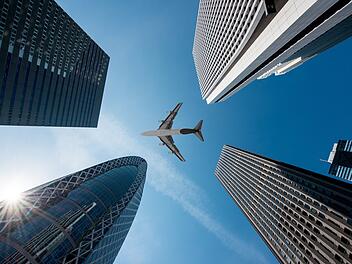 Tokyo skyscrapers buildings and a plane flying overhead at in Tokyo Shinjuku downtown and business district in morning at Tokyo, Japan.Tokios Wolkenkratzer und ein Flugzeug, das morgens &uuml;ber der Innenstadt und dem Gesch&auml;ftsviertel Shinjuku in Tokio, Japan, fliegt.