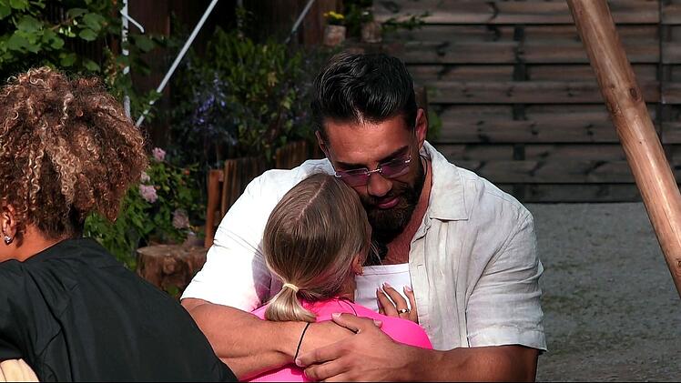 Ein letztes Mal liegen sich Emmy Russ und Aleks Petrovic in den Armen.